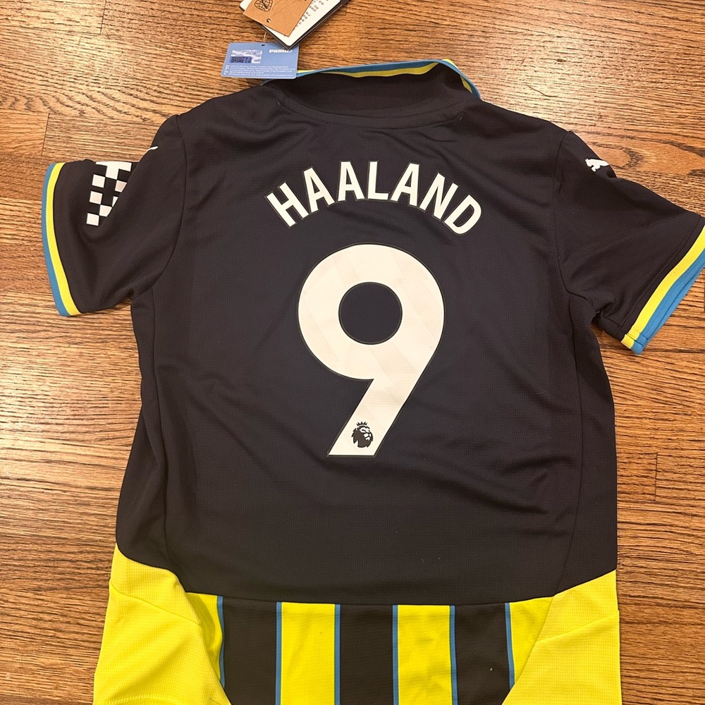 Kids HAALAND Manchester City Kit - Picture 2 of 5